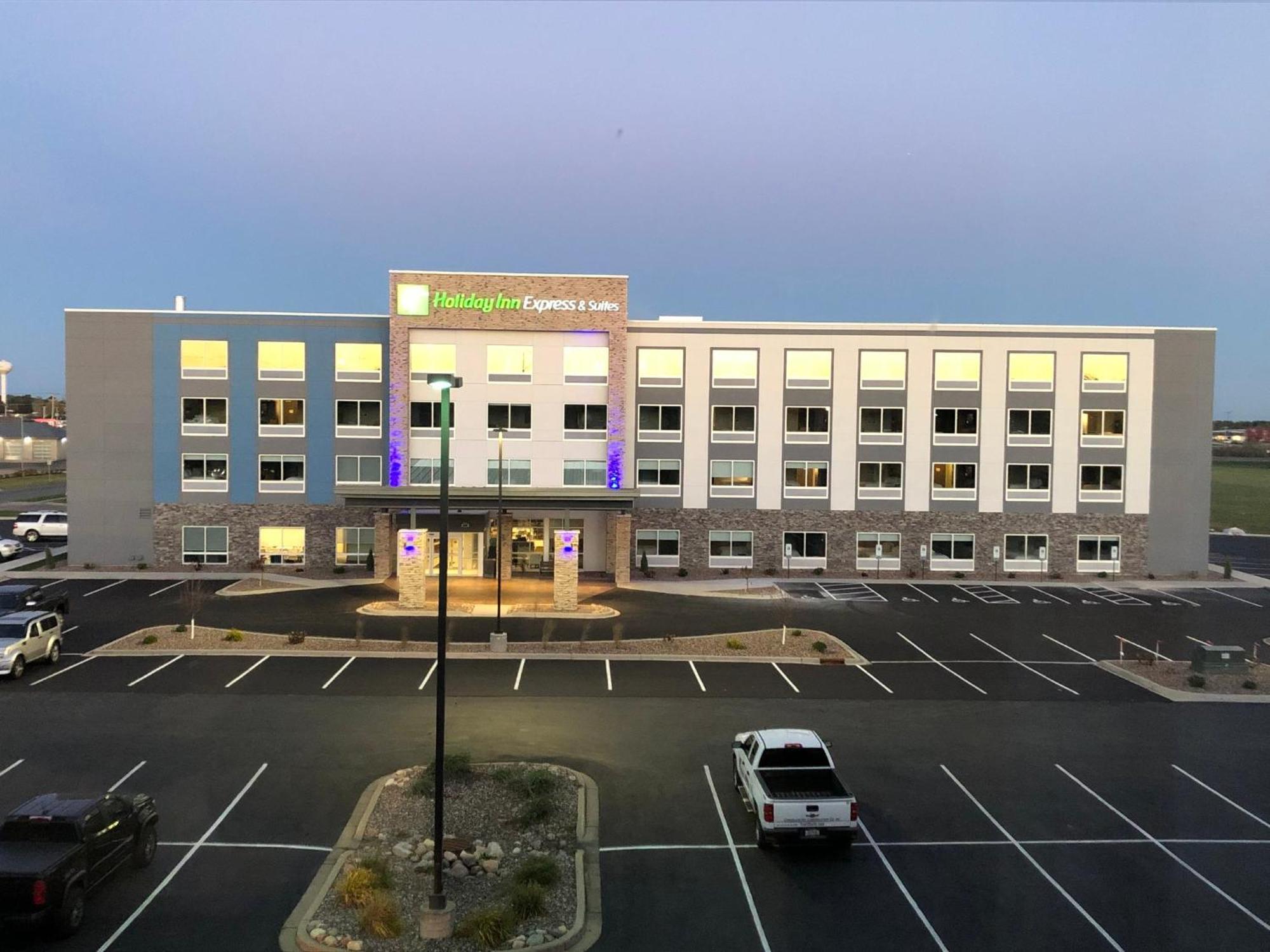 Holiday Inn Express & Suites - Tomah By Ihg Extérieur photo